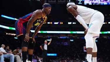 Jimmy Butler (izquierda), de los Warriors de Golden State, y Bam Adebayo, del Heat de Miami, durante un partido entre ambos equipos, el 25 de marzo de 2025.