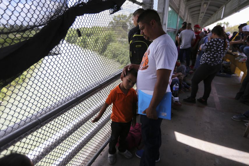 En esta foto del 10 de octubre de 2019, migrantes esperan a que autoridades estadounidenses reabran el punto de ingreso entre Matamoros, M&eacute;xico, y Brownsville, Texas, despu&eacute;s de que el puente fue cerrado brevemente por las autoridades de Estados Unidos debido a una protesta de algunos migrantes en el lado mexicano. La delincuencia organizada ha sabido adaptarse y aprovechar la presencia de los migrantes: familias enteras, muchas veces con ni&ntilde;os, son tratadas como mera mercanc&iacute;a o cual cajeros autom&aacute;ticos andantes, listos para alimentar sus negocios criminales.&nbsp;