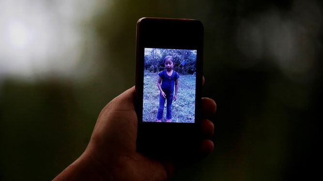 Un familiar de Jakelin Caal, la niña de 7 años que murió&nbsp; en la frontera de EEUU, muestra una fotografía de la pequeña.