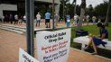 Votantes hacen fila en una biblioteca habilitada para ejercer el sufragio en Miami-Dade. Votantes hacen fila en una biblioteca habilitada para ejercer el sufragio en Miami-Dade.