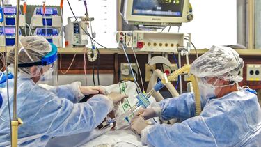 Un paciente infectado con el nuevo coronavirus COVID-19 recibe atenci&oacute;n en la Unidad de Cuidados Intensivos en un Hospital en Porto Alegre, Brasil, el 15 de abril de 2020.