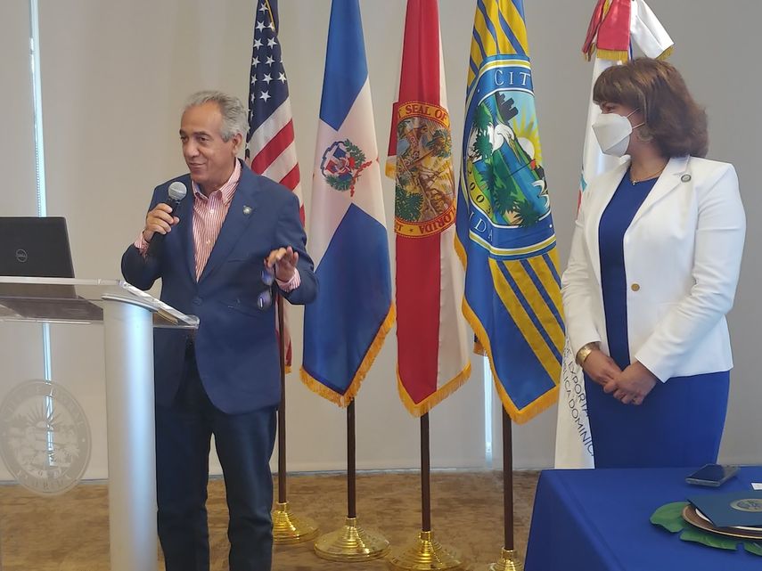 El cónsul de República Dominicana en Miami, Jacobo Fernández, acompañado de la concejal de la Ciudad de Doral, anfitriona del encuentro.&nbsp;
