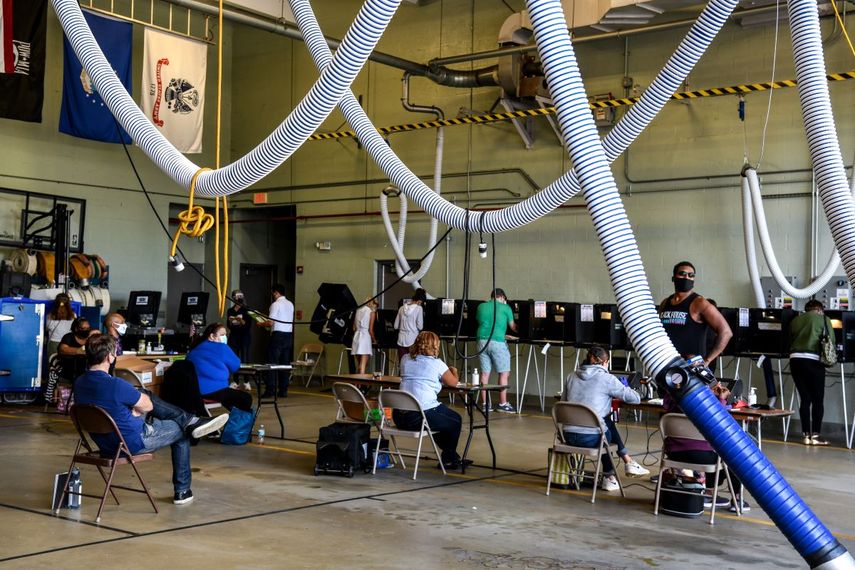 Momentos en que ciudadanos emiten sus votos en la Estación de Bomberos 4 de Indian Creek en Miami, Florida, el 3 de noviembre de 2020.&nbsp;