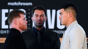Saúl Canelo Álvarez (izquierda) posa junto a Dmitry Bivol, con el promotor Eddie Hern en el medio, en San Diego, wel 2 de marzo de 2022. Álvarez y Bivol pelearán por el título mundial en Las Vegas, el 7 de mayo.&nbsp;