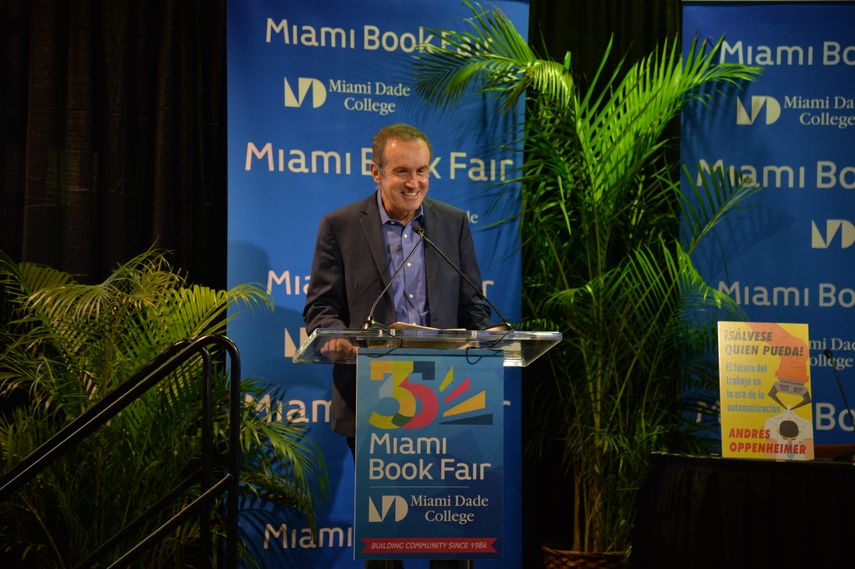 En 1987,&nbsp;Oppenheimer se alzó con el Premio Pulitzer por haber participado en la investigación sobre el escándalo Irán-Contra que realizó&nbsp;The Miami Herald