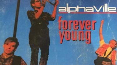 Incluye otros éxitos como Big in Japan.