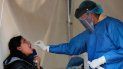 Un trabajador de la salud toma una muestra de la garganta de una mujer para hacer una prueba de detección de COVID-19 en Ciudad de México el sábado 10 de julio de 2021 Un trabajador de la salud toma una muestra de la garganta de una mujer para hacer una prueba de detección de COVID-19 en Ciudad de México el sábado 10 de julio de 2021