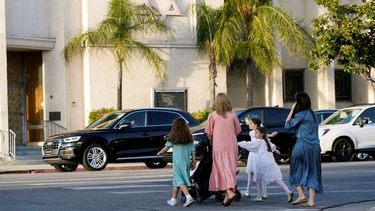 Madres e hijas se dirigen a la sinagoga Congregación Shaarei Tefila en Los Ángeles, el sábado 7 de octubre de 2023.