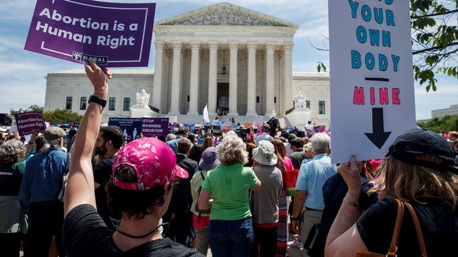 Activistas a favor del aborto protestan frente al Tribunal Supremo de EEUU, en Washington.