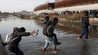 Migrantes cruzan el río Bravo hacia la frontera entre Estados Unidos y México, en Ciudad Juárez, México, el 20 de diciembre de 2022.&nbsp;