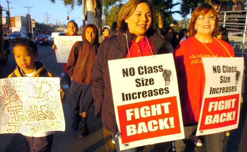 Maestros protestan por mejores salarios y condiciones en el aula en Los Ángeles, California. 