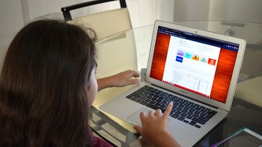 Una ni&ntilde;a estudiante trata de conectar a la plataforma MSO.