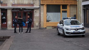 Para frenar la propagaci&oacute;n del coronavirus, los franceses s&oacute;lo pueden salir a las calles para ir al supermercado, al m&eacute;dico o a trabajar cuando no es posible hacerlo a distancia&nbsp; &nbsp; Los polic&iacute;as controlan a las personas en la calle el 17 de marzo de 2019 en Tours, centro de Francia, en medio de la propagaci&oacute;n del nuevo coronavirus (COVID-19) &nbsp;