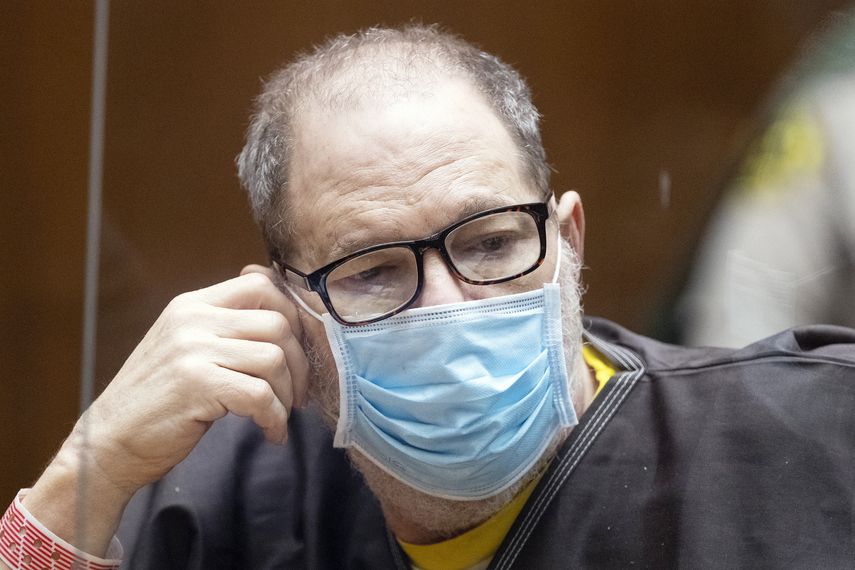 El exproductor cinematográfico y violador convicto Harvey Weinstein, de 69 años, usa un cubrebocas detrás de un acrílico protector en la corte durante una audiencia previa a su juicio en Los Angeles el 29 de julio de 2021.