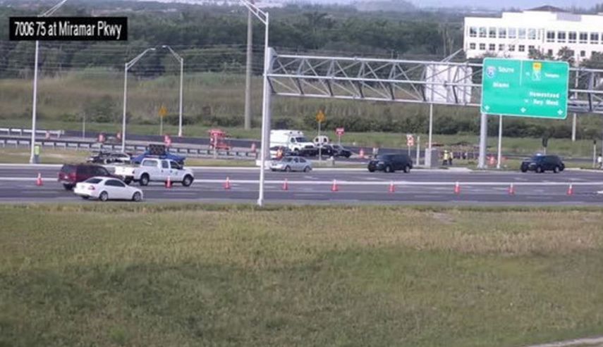 Tanto los bomberos como la policía están trabajando en el operativo de búsqueda en el área.