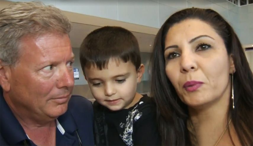 La familia Petro se reencuetra en el Aeopuerto Internacional de Miami. (CBS4)