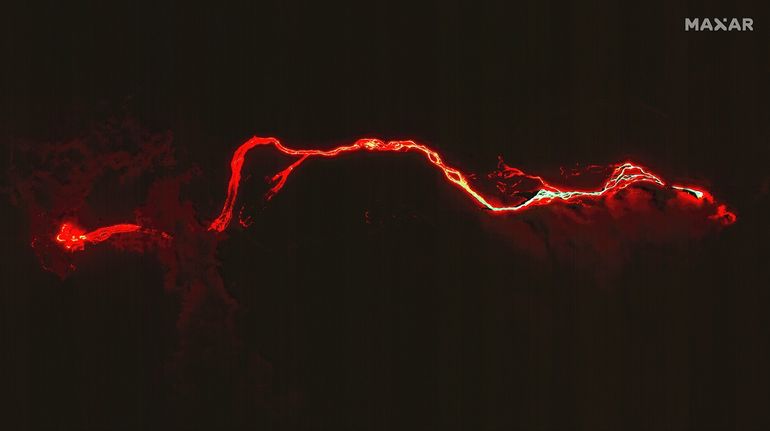 En esta imagen por satélite proporcionada por Maxar Technologies, muestra una vista general de la lava fluyendo desde el volcán de Cumbre Vieja, en la isla española de La Palma, el miércoles 29 de agosto de 2021. 