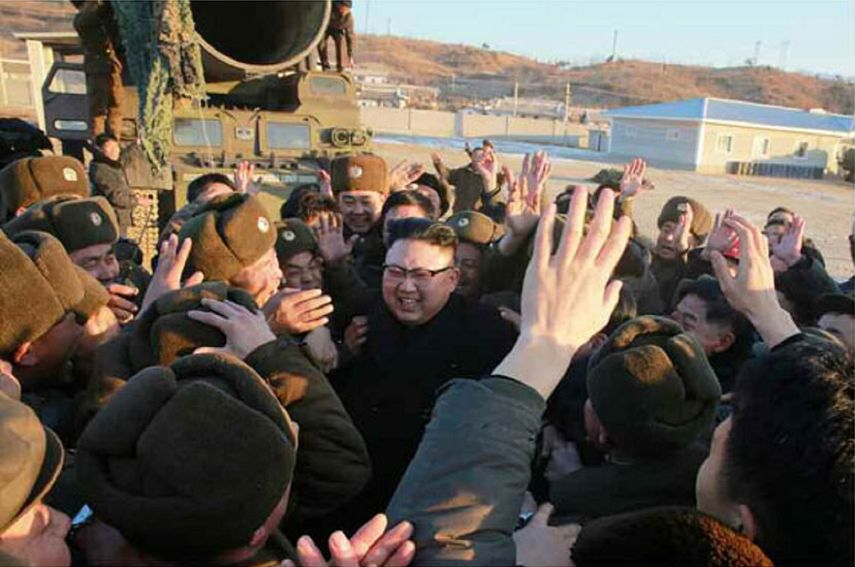 El dictador &nbsp;Kim Jong-un&nbsp;celebra el lanzaimiento junto a los militares que muestran su júbilo.&nbsp;
