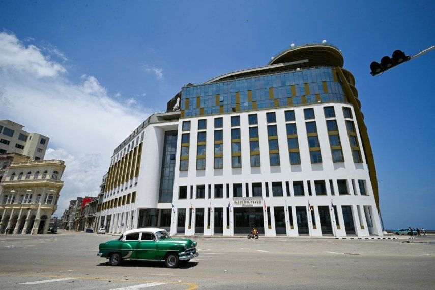 Un coche pasa frente al Hotel Paseo del Prado de la cadena hotelera canadiense Blue Diamond, en La Habana, el 1 de junio de 2026.&nbsp;