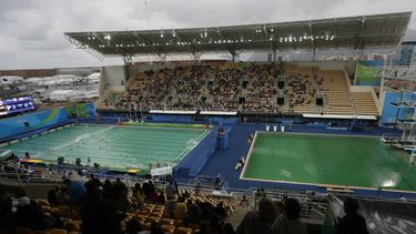 Las piscinas de clavados y waterpolo tomaron un color verde durante las competencias del miércoles