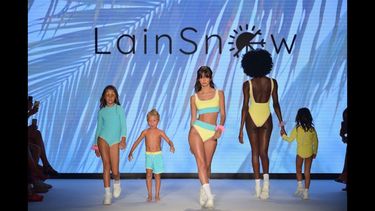 Diseñadores de ropa veraniega se presentan en el Paraíso Miami Swim Week 2023.