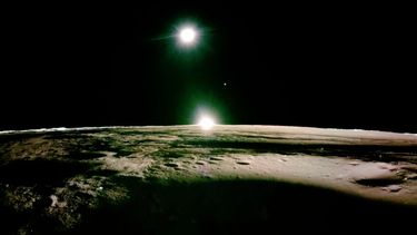 Esta fotografía de mano tomada por Firefly Aerospace el 16 de marzo de 2025 y publicada el 18 de marzo muestra la superficie lunar y el sol poniente con la Tierra y Venus en el horizonte, durante la misión lunar del módulo de aterrizaje Blue Ghost de Firefly. El módulo de aterrizaje privado de EE. UU. ha capturado inquietantes imágenes en alta definición de un atardecer lunar, que la NASA espera utilizar para desentrañar el misterio de una neblina observada por primera vez en la Luna en la década de 1960.
