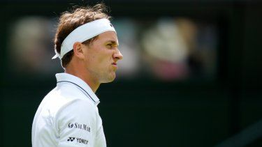 El noruego Casper Ruud reacciona mientras juega contra el británico Liam Broady en un partido individual masculino en el cuarto día del campeonato de tenis de Wimbledon en Londres, el jueves 6 de julio de 2023.&nbsp;