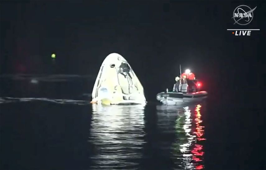 En esta imagen tomada de un video de NASA TV, la cápsula SpaceX Dragon tras aterrizar en el Golfo de México, cerca de Florida, el domingo 2 de mayo de 2021.&nbsp;