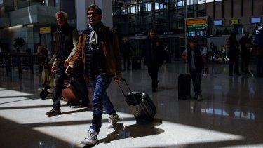 Los pasajeros llegan a la Terminal B en el Aeropuerto Internacional de Newark Liberty en Newark, Nueva Jersey, el 7 de mayo de 2025.