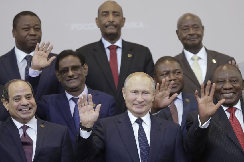 El presidente ruso Vladimir Putin, centro, posa con mandatarios africanos en la cumbre Rusia-&Aacute;frica en Sochi, Rusia, jueves 24 de octubre de 2019.&nbsp;