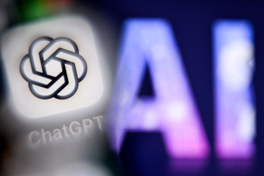 Una foto tomada el 1 de septiembre de 2025 muestra las letras AI para Inteligencia Artificial en la pantalla de una computadora portátil (R) junto al logotipo de la aplicación ChatGPT en la pantalla de un teléfono inteligente en Frankfurt am Main, oeste de Alemania.