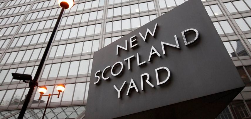 Las mujeres -dos de 18 y una de 19 años- están siendo interrogadas en una comisaría fuera de la capital británica y son sospechosas de cometer, preparar o instigar actos terroristas.