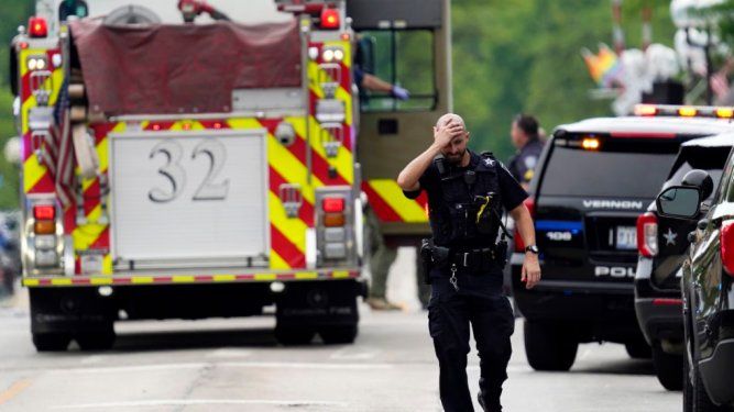 Policía y unidades de rescate llegan a la escena del incidente.