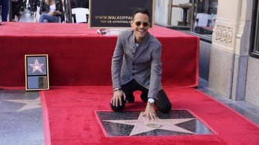 Marc Anthony toca su estrella durante una ceremonia en su honor con una estrella en el Paseo de la Fama de Hollywood el jueves 7 de septiembre de 2023 en Los Ángeles.