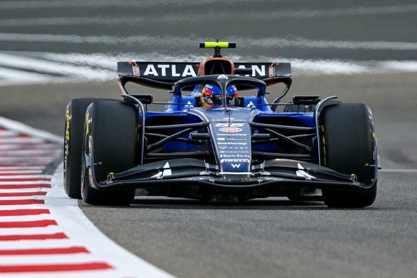 El piloto español de Williams, Carlos Sainz Jr., maneja durante el segundo día de ensayos en Baréin, el 27 de febrero de 2025.