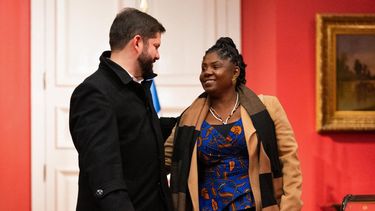 Imagen del folleto publicada por la Presidencia de Chile que muestra al presidente de Chile, Gabriel Boric, conversando con la vicepresidenta electa de Colombia, Francia Márquez, durante una reunión en el Palacio Presidencial de La Moneda en Santiago el 28 de julio de 2022.
