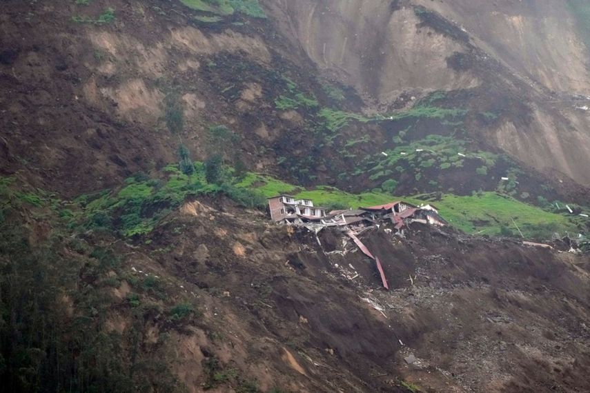 Viviendas destruidas después de un deslizamiento de tierra causado por las fuertes lluvias en Alausi, Ecuador.