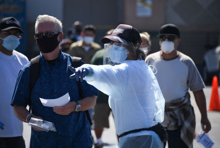 Personas&nbsp;hacen fila&nbsp;en un lugar de prueba de coronavirus a espera de su turno sin cita previa en Los &Aacute;ngeles, California, el 10 de agosto de 2020, en medio de la pandemia de COVID-19.