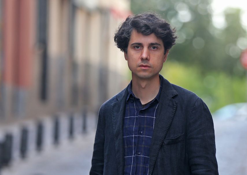 El director Jonás Trueba posa durante una entrevista por el estreno de su película Quién lo impide, a 18 de octubre de 2021, en Madrid. El cineasta pide a las plataformas cobrar por película.