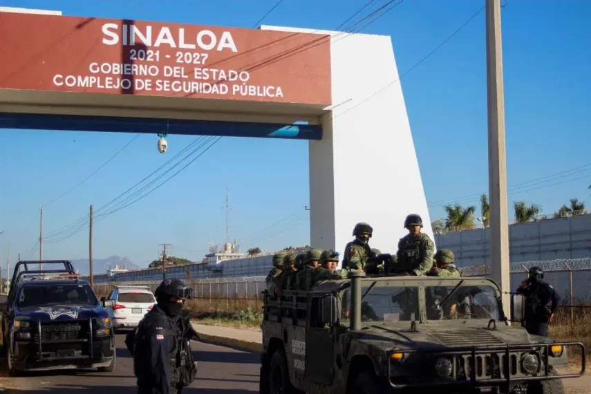 Agentes de la policía y soldados vigilan la ciudad de Culiacán, en el estado de Sonora, México, el 6 de enero de 2023, un día después de que el gobierno detuvo a Ovidio Guzmán, hijo del capo mexicano Joaquín El Chapo Guzmán