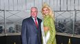 Raúl Rocha y Victoria Kjaer Theilvig asisten a la ceremonia de iluminación del Empire State Building en honor a Miss Universo 2024, celebrada el 22 de noviembre de 2024 en la ciudad de Nueva York.