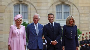 El presidente francés Emmanuel Macron y su esposa, Brigitte Macron, posan para fotografías mientras saludan al rey británico Carlos III y a la reina británica Camilla en el Palacio del Elíseo en París el 20 de septiembre de 2023.  