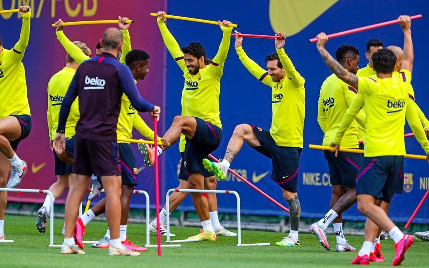 Luis S&uacute;arez y Lionel Messi se entrenan con el resto del equipo