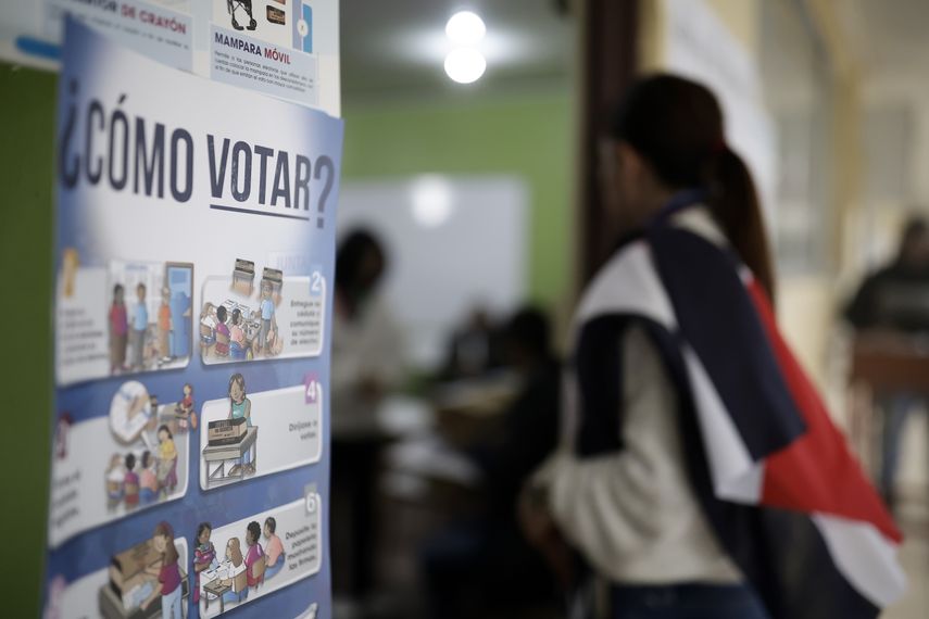 Una persona asiste a un centro de votación para ejercer su voto durante las elecciones de Costa Rica este domingo, en Cartago.&nbsp;