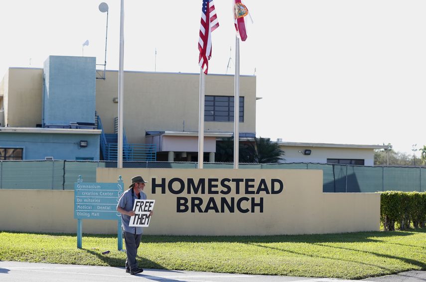 Fotografía de archivo del 19 de febrero de 2019 de Josh Rubin frente al albergue temporal para menores inmigrantes en Homestead, Florida.&nbsp;