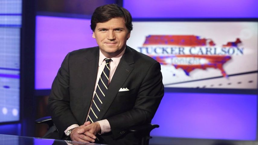 Tucker Carlson, uno de los presentadores del canal de televisión Fox que se ha destacado por sus posiciones parcializadas hacia Donald Trump y a los movimientos de derecha y conservadores en Estados Unidos. Brian Stelter escribe un libro en el que aborda temas como el levantamiento de Tucker Carlson.