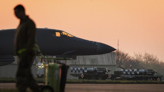 Munición guiada de precisión JDAM de la Fuerza Aérea de EE. UU. y un bombardero pesado Rockwell B-1 Lancer se encuentran en la pista al amanecer sobre la base aérea RAF Fairford en Gloucestershire, Gran Bretaña, el 8 de abril de 2026. EE. UU. e Irán acordaron un alto el fuego condicional de dos semanas con la condición de la reapertura temporal del Estrecho de Ormuz, según anunció el presidente estadounidense Donald Trump. (Reino Unido)&nbsp;&nbsp;