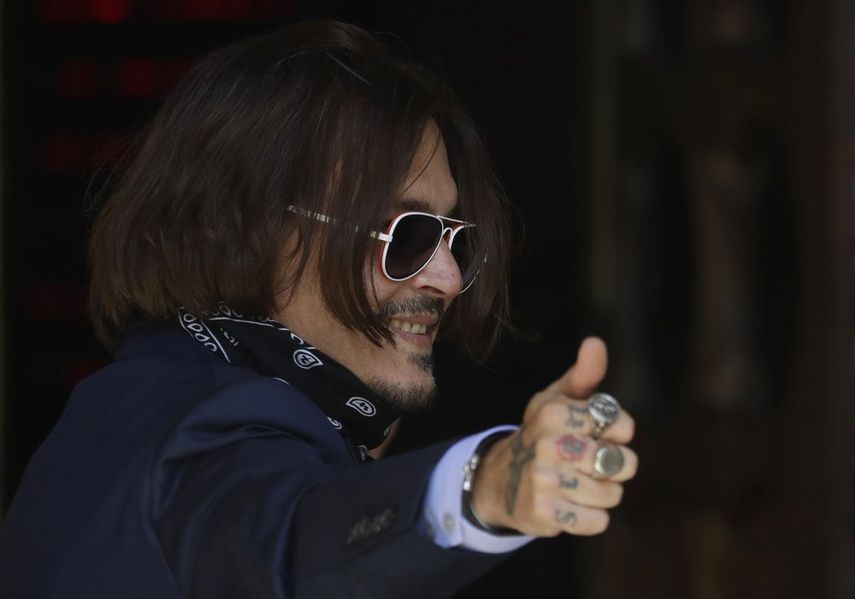 El actor Johnny Depp gesticula cuando llega al Tribunal Superior de Londres, el viernes 17 de julio de 2020. Depp est&aacute; demandando a News Group Newspapers, editor de The Sun y al editor ejecutivo del peri&oacute;dico, Dan Wootton, por un art&iacute;culo de abril de 2018 que lo llam&oacute; un golpeador de esposas.&nbsp;