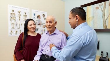 No deje que el año termine sin programar su visita médica anual cubierta por Medicare. Es el mejor regalo que puede darse a sí mismo: prevención, tranquilidad y un envejecimiento saludable