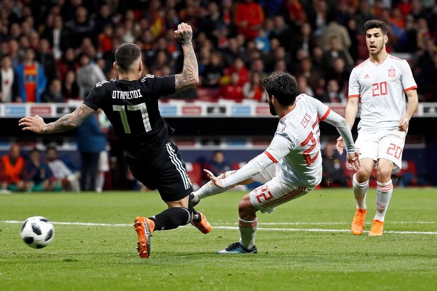 El centrocampista de la selección española Isco (der.) chuta para marcar el sexto gol ante ante&nbsp;Argentina, durante el partido amistoso disputado en el Estadio Wanda Metropolitano, en Madrid.&nbsp;